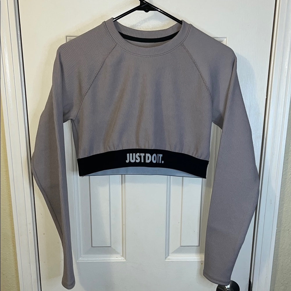 Nike Gray&Black Long-Sleeve Crop Top